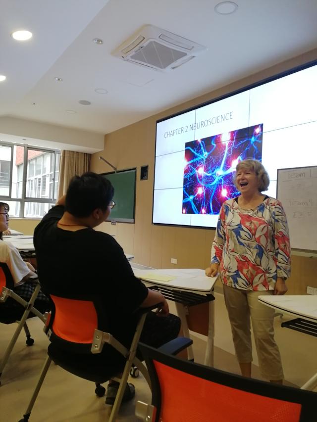 Dr. Linda Samuel与学生热情互动 Dr. Linda Samuel与学生热情互动