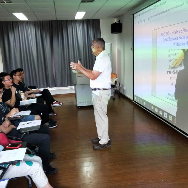 Dr. Theodore I. King讲授理论知识 Dr. Theodore I. King讲授理论知识